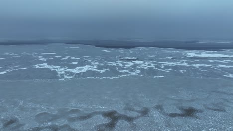 Panoramablick-Und-Malerische-Aussicht:-Im-Winter-Ist-Ein-Großer-Teil-Des-Sees-Zugefroren