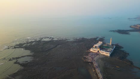 Haji-Ali-Dargah-–-Drohnenaufnahmen-Aus-Mumbai,-Atemberaubende-Luftaufnahme-Von-Indien,-Mumbai