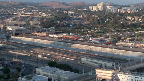 Luftaufnahme-Des-Gepflasterten-Betonflusses-Von-East-Los-Angeles-Bei-Sonnenuntergang