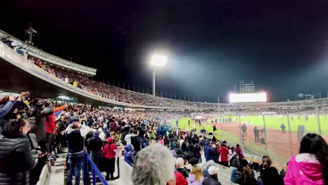 Gesang-Im-Olympischen-Stadion-Der-Unam-In-Mexiko-Stadt-Während-Eines-Fußballspiels