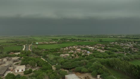 Stürmischer-Himmel-über-Einem-Ruhigen-Dorf,-Mirpurkhas-Sindh,-Pakistan