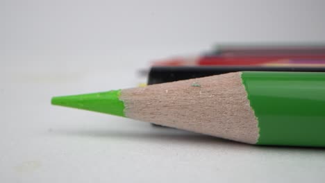 Scharfer-Grüner-Bleistift-Auf-Weißer-Oberfläche