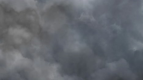 Hintergrund-Dunkler-Wolken-Und-Gewitter-Im-Inneren