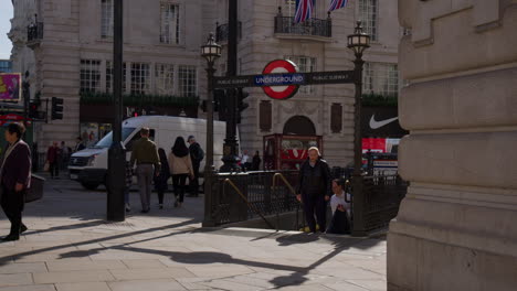 Passagiere-Am-U-Bahn-Ausgang-Piccadilly-Circus-In-London,-England,-Vereinigtes-Königreich
