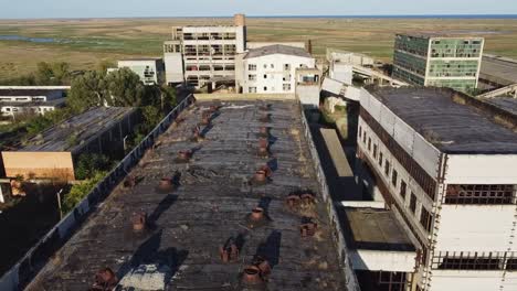Verlassene-Kommunistische-Getreidefabrik-In-Der-Nähe-Des-Schwarzen-Meeres,-Sonniger-Tag-Im-Süden-Rumäniens