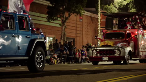Die-Menge-Jubelt,-Während-Geschmückte-Fahrzeuge-Während-Der-Jährlichen-Feiertagsparade-In-Encinitas,-Kalifornien,-Am-12.02.23-Die-Straße-Entlangfahren