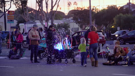 Während-Der-Jährlichen-Feiertagsparade-In-Encinitas,-Kalifornien,-Am-Samstag,-Den-23.02.12,-Beeilen-Sich-Die-Menschen,-Weihnachtsspielzeug-Von-Einem-Straßenhändler-Zu-Kaufen