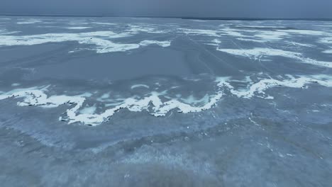 Vista-Pamorámica-Una-Gran-área-Del-Lago-Está-Congelada-En-Invierno
