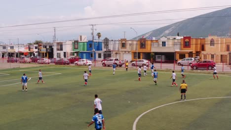 Vista-Aérea-Rodeando-Equipos-De-Fútbol-Mexicanos-Jugando-En-Monterrey,-Norte-De-México.