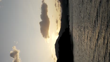 Ruhiger-Sonnenuntergang-Zur-Goldenen-Stunde-Hinter-Den-Bergen-Mit-Blick-Auf-Die-Bucht-Von-Hiroshima