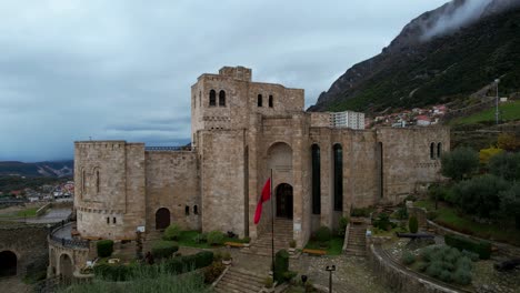 Skanderbegs-Museum-Im-Schloss-Kruja,-Eine-Historische-Reise-Durch-Die-Heroischen-Errungenschaften-Der-Nationalikone-Albaniens