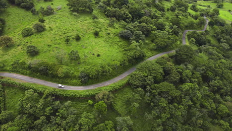 Überlandung-Von-Costa-Rica,-Erkundung-Mittelamerikas,-4x4-Jeep-Tourenwagen,-Der-Abseits-Der-Straße-Fährt-Und-Durch-Dschungelgrün-Und-Tiefe-Vegetation-Fährt