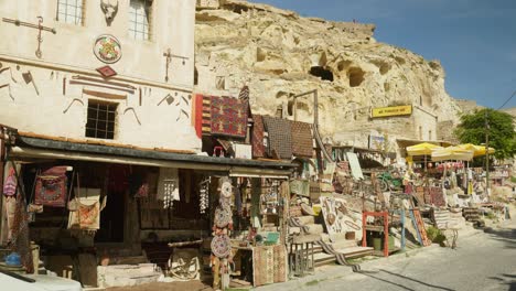 Tiendas-De-Antigüedades-Y-Souvenirs-Pueblo-Turco-Destino-De-Viaje-Cavusin