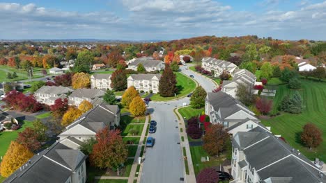 Neighborhood-in-USA-suburb-during-autumn