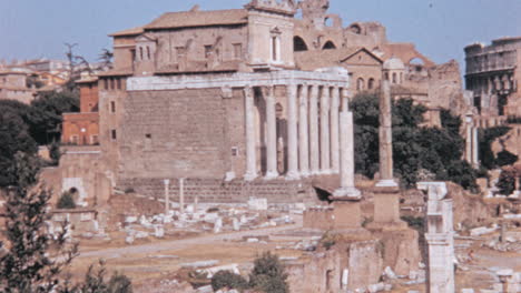 Ruinen-Des-Tempels-Von-Antoninus-Und-Faustina-Im-Forum-Romanum-In-Rom,-1960er-Jahre