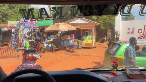 Pov-Ansicht-Vom-Auto-Jeep-Des-Verkäufers-Auf-Der-Staubigen-Straße-Eines-Dorfes-In-Afrika