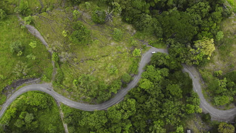 Erkundung-Mittelamerikas,-überladene-Dschungelstraße,-4x4-Jeep-Tourenwagen,-Der-Abseits-Der-Straße-Fährt-Und-Die-Tiefe-Vegetation-Des-Dschungelgrüns-überquert