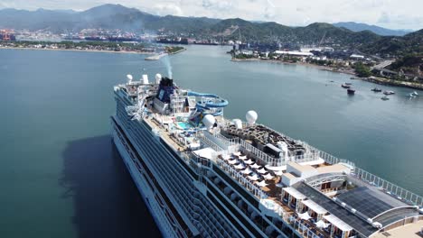 Norwegian-Bliss-Cruise-Liner-Leaving-The-Port-Of-Mexico