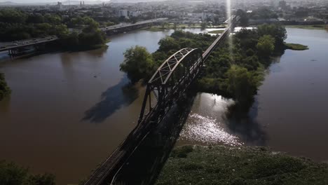 Sinaloa-Erkunden:-Die-Schockierende-Schwarze-Brücke-Von-Culiacán,-Sonnenuntergangstag