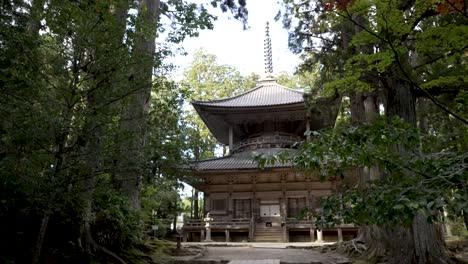 Vista-De-La-Pagoda-Occidental-Kongobu-ji-Saito-En-Koyasan-En-Un-Entorno-De-Bosque-Sereno