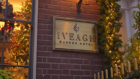 Der-Eingang-Und-Das-Namensschild-Des-Iveagh-Garden-Hotels-Mit-Weihnachtsdekorationen