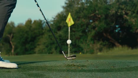 Golfer-Schlägt-In-Extremer-Zeitlupe-Einen-Chip-Schuss-In-Richtung-Pin,-Tele-Nahaufnahme-Eines-Golfschlags-In-4K