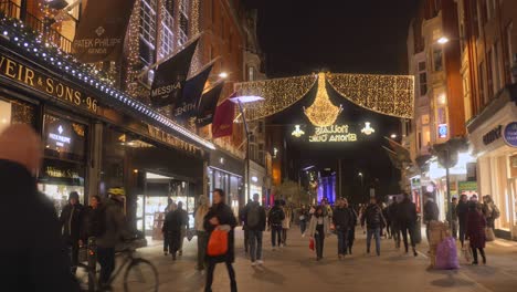 Vista-Nocturna-De-La-Calle-Comercial-Decorada-Para-Navidad-En-Dublín,-Irlanda