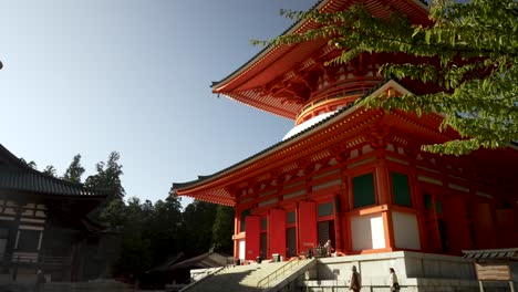 Kongobu-ji-Compon-Daito-Tempel-An-Einem-Sonnigen-Nachmittag-In-Koyasan