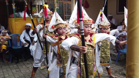 Los-Niños-Realizan-Danza-Guerrera-Baris-En-La-Ceremonia-Del-Templo-De-Bali-Artes-Indonesias-De-La-Religión-Hindú-Portando-Lanzas