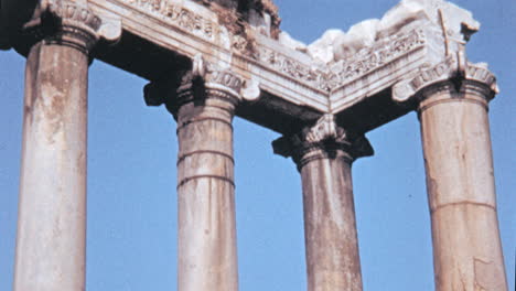 Columnas-Del-Templo-De-Saturno-Bajo-Un-Cielo-Azul-En-Roma-En-Los-Años-1960.