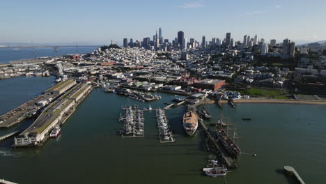 Luftaufnahme-über-Die-Piers-Und-Den-Fisherman&#39;s-Wharf-Im-Sonnigen-San-Francisco,-USA