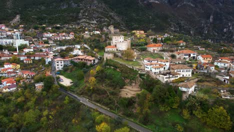 Kruja-En-Albania,-Museo-Del-Patrimonio,-El-Castillo-Corona-La-Ladera-Rocosa-De-La-Montaña-En-Medio-De-Estructuras-Modernas-De-La-Ciudad