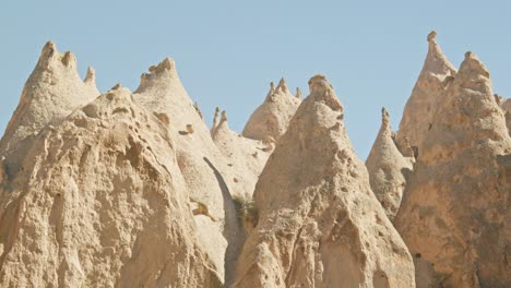 Natürliche-Winderosion-Dramatische-Einzigartige-Felsstrukturen-Feenkamine