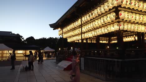 The-Yasaka-Shrine-in-during-night-time,-crowded,-people-walking-around-square-in-Kyoto