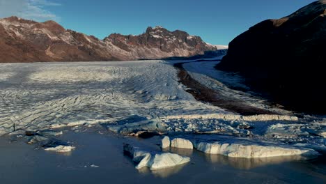 Skaftafell-Y-Laguna-Glaciar-En-El-Sur-De-Islandia---Toma-Aérea-Con-Drones