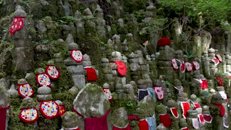 Estatuas-De-Jizo-Bosatsu-En-La-Roca-Piramidal-Del-Cementerio-De-Okunoin-En-Koyasan