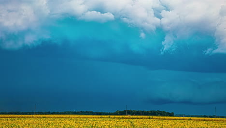 Zeitraffer-Starker-Regenwolken-Bilden-Sich,-Während-Landwirtschaftliche-Fahrzeuge-Auf-Landwirtschaftlichen-Flächen-Arbeiten