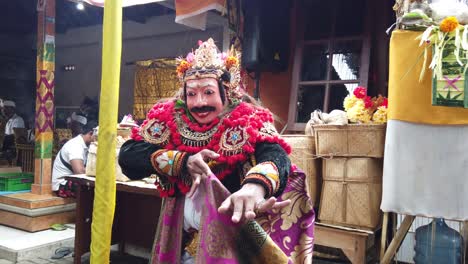 Máscara-Enmascarada-Tradicional-Bailarines-Realiza-Rituales-Religiosos-Templo-De-Bali-Indonesia