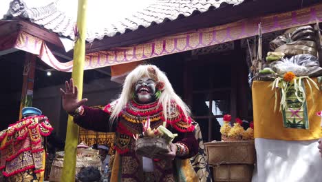 Bailarín-Enmascarado-Realiza-Topeng-Sidakarya-Con-Ropa-Colorida-En-La-Ceremonia-Del-Templo-De-Bali