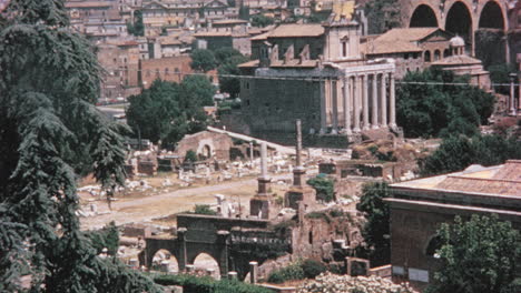 Templo-De-Antonino-Y-Faustina-En-Un-Día-De-Verano-En-Roma-En-Los-Años-1960