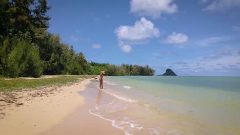 Gelber-Bikini-Allure:-Ein-Mädchen-Mit-Strohhut-Genießt-Das-Meer-Auf-Einer-Paradiesischen-Insel-Und-Verkörpert-Reise-,-Touristen--Und-Outdoor-Urlaubskonzepte
