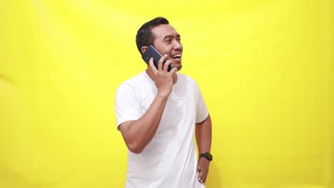 Hombre-Adulto-Guapo-Sobre-Un-Fondo-Amarillo-Aislado-Manteniendo-Una-Conversación-Con-El-Teléfono-Móvil
