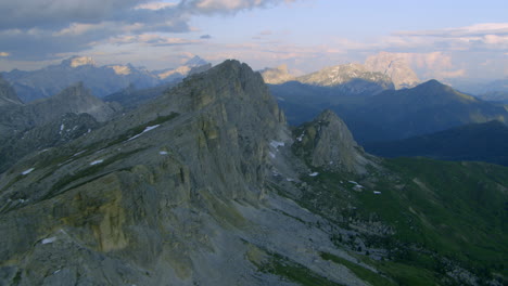 Hermosa-Puesta-De-Sol-Sobre-Los-Picos-Rocosos-De-Las-Montañas-En-Los-Alpes-Dolomitas-De-Italia,-Aéreo