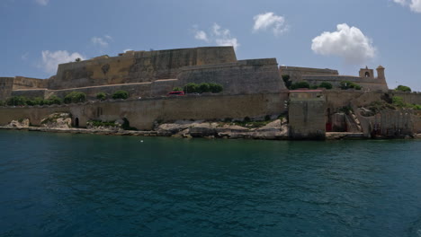 -Historische-Mauern-Und-Gebäude-An-Einer-Wunderschönen-Türkisfarbenen-Küste