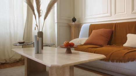 Schöne-Moderne-Wohnzimmereinrichtung-Mit-Futon-Und-Niedrigem-Tisch