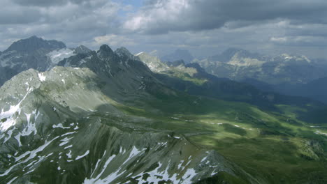 Impresionante-Paisaje-Montañoso-De-Los-Alpes-Austriacos-En-Verano,-Vuelo-Aéreo-En-Helicóptero.