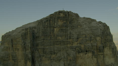 Berühmte-Berggipfel-Tre-Cime-Di-Lavaredo-In-Den-Italienischen-Dolomiten,-Filmische-Luftaufnahme