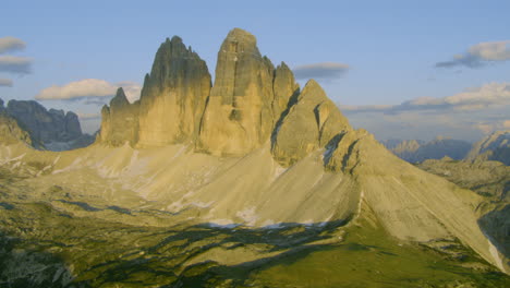 Sonnenuntergang-Zur-Goldenen-Stunde-Auf-Den-Wunderschönen-Tre-Cimes-Da-Lavaredo-Bergen-In-Den-Italienischen-Dolomiten