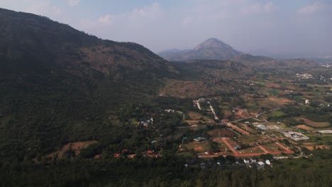Die-Beliebten-Nandhi-Hügel-Und-Die-Außenbezirke-Von-Bengaluru-Sind-In-Einem-Luftvideo-Zu-Sehen