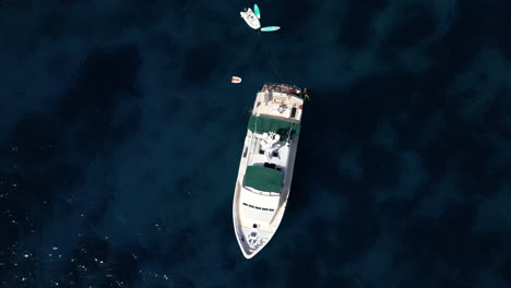 Luftdrohnenaufnahmen-Einer-Yacht-Im-Meer-Im-Sommer,-Blaues-Meer